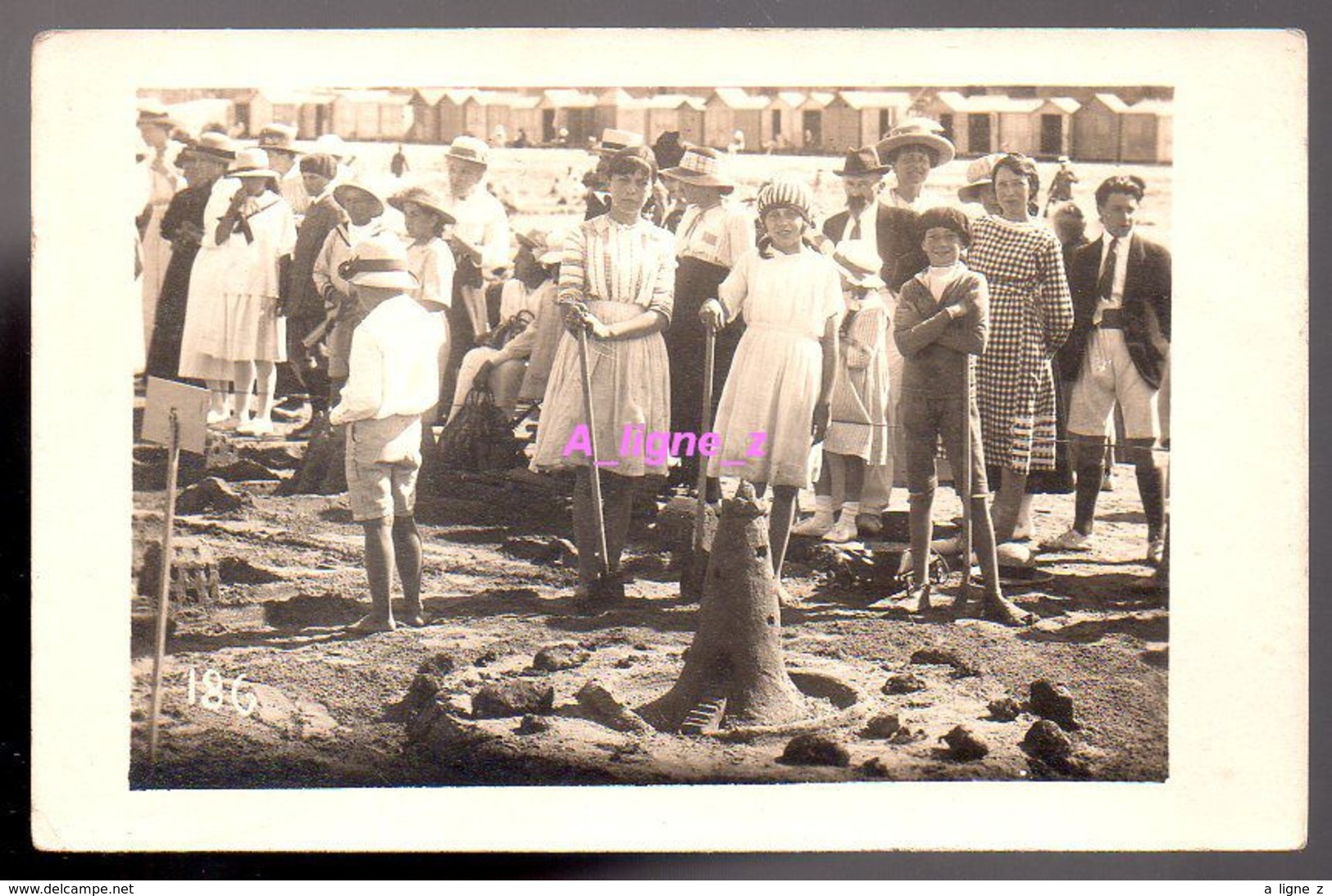 REF 407 : CPA Carte Photo Groupe D'enfant Concours De Chateau De Sable (lion Sur Mer ?) - Autres & Non Classés