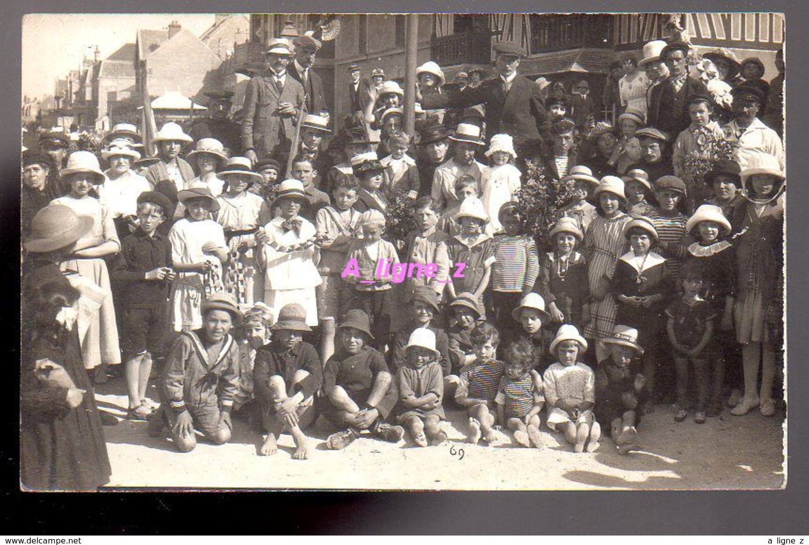 REF 407 : CPA Carte Photo Groupe Retour De Plage (lion Sur Mer ?) Lion Inscrit Sur La Casquette D'un Enfant Variante 2 - Autres & Non Classés