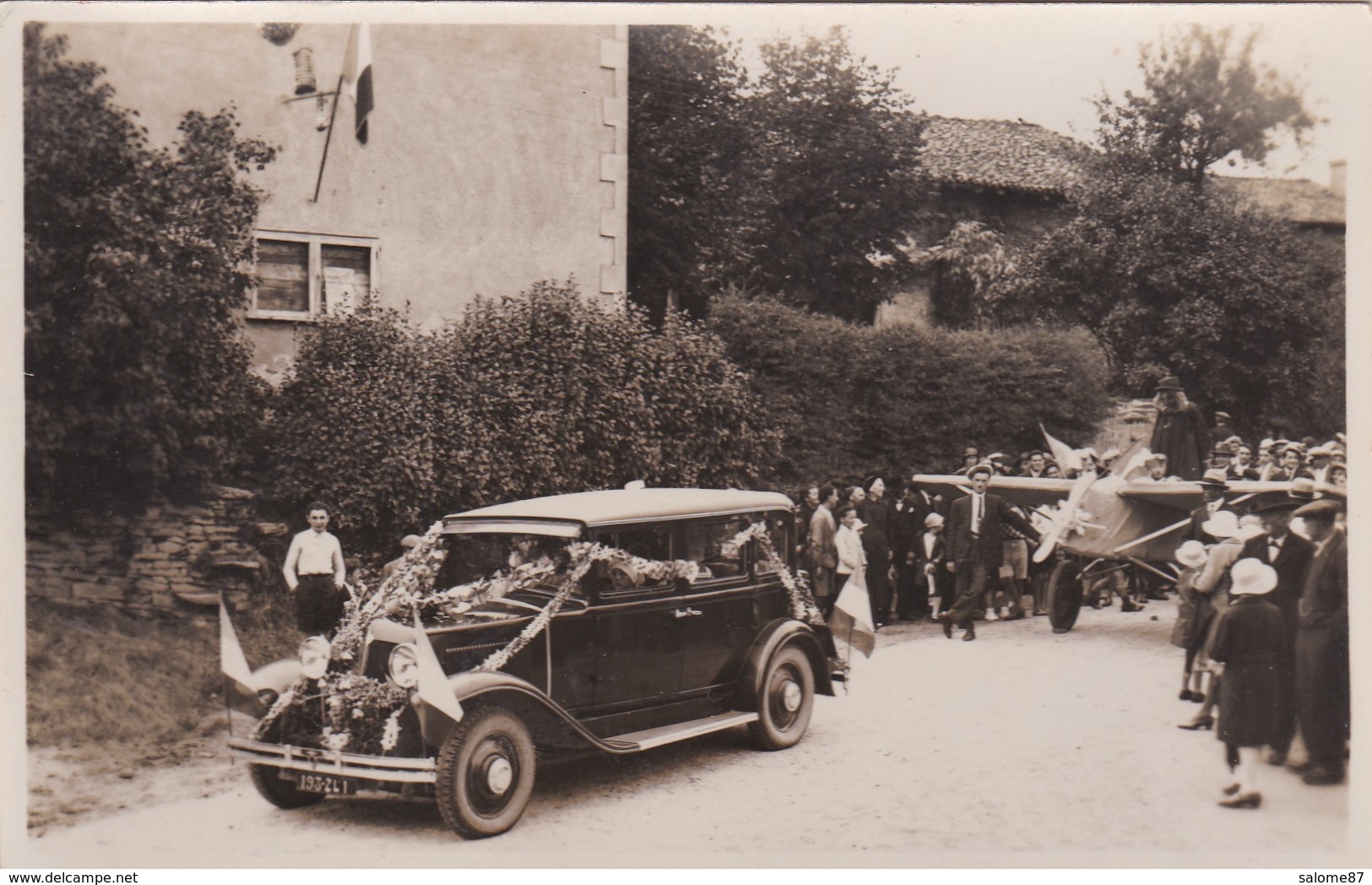 PHOTO DEFILE VOITURE AVEC AVION LE BUIS 1933 DERRIERE - Aviazione