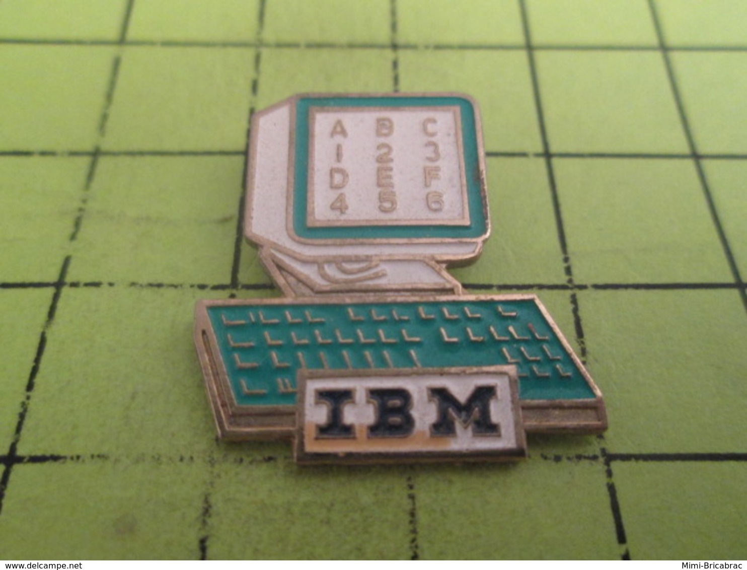413b PINS PIN'S / Beau Et Rare : Thème INFORMATIQUE : IBM ORDINATEUR QUI CONNAIT LES CHIFFRES ET LES LETTRES - Informatique