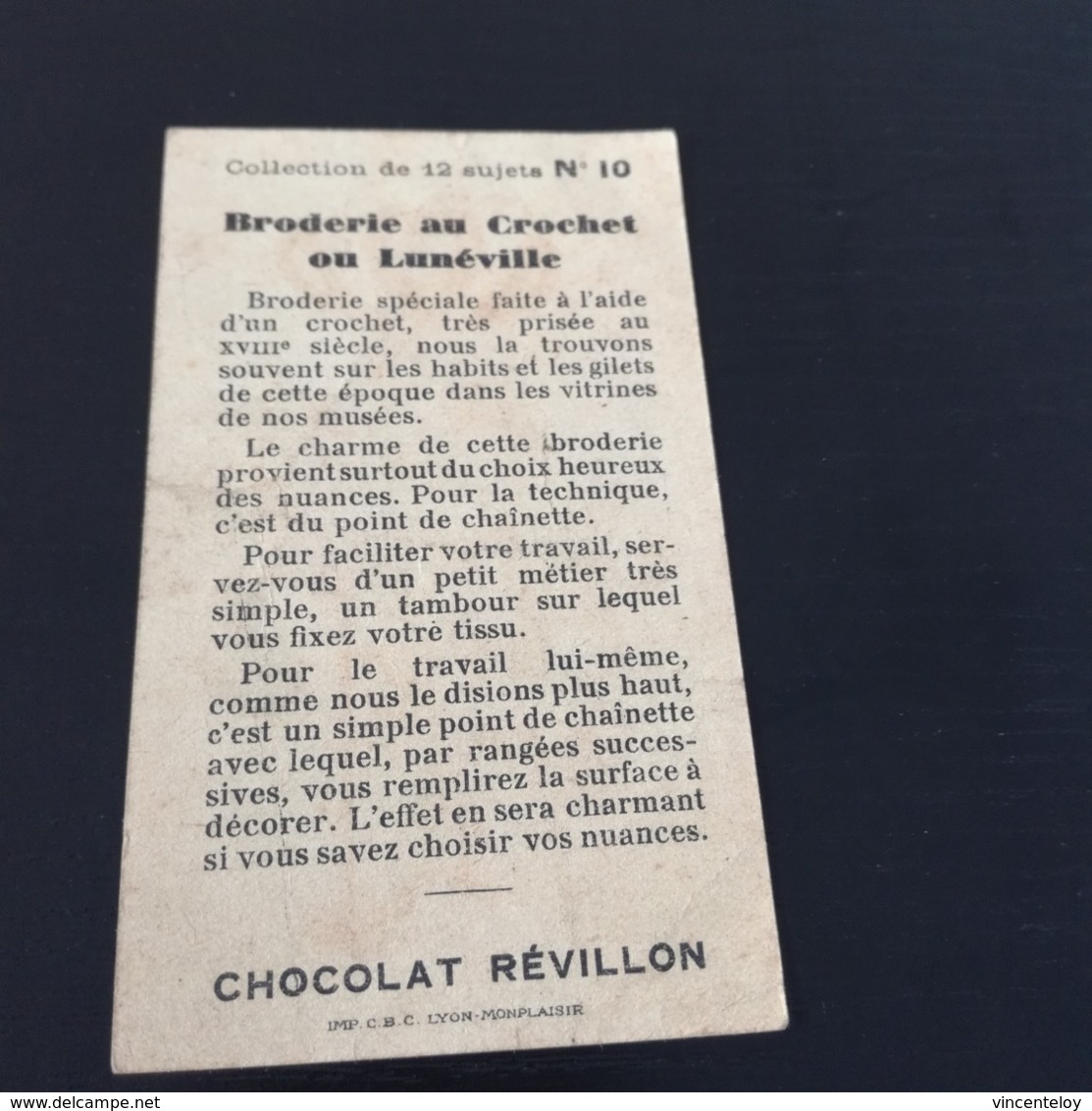 Chromo CHOCOLAT REVILLON La Broderie   En L Etat Sur Les Photos - Revillon