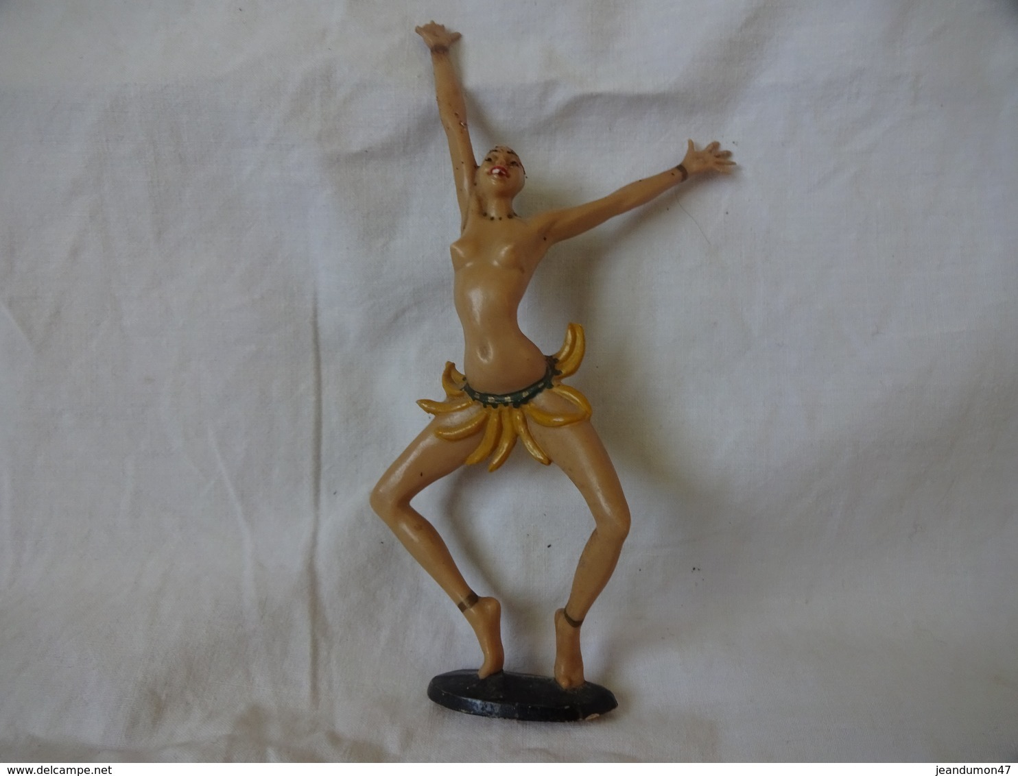 JOSEPHINE BAKER AVEC SA JUPE EN BANANES - FIGURINE.  REVUE NEGRE - Autres & Non Classés