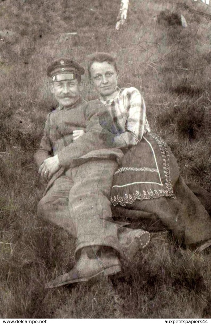 2 Tirages Photo Albuminés Du Soldat Allemand En Permission Dans L'Herbe Avec Sa Fiancée Pendant La Guerre 1914/18 - Krieg, Militär