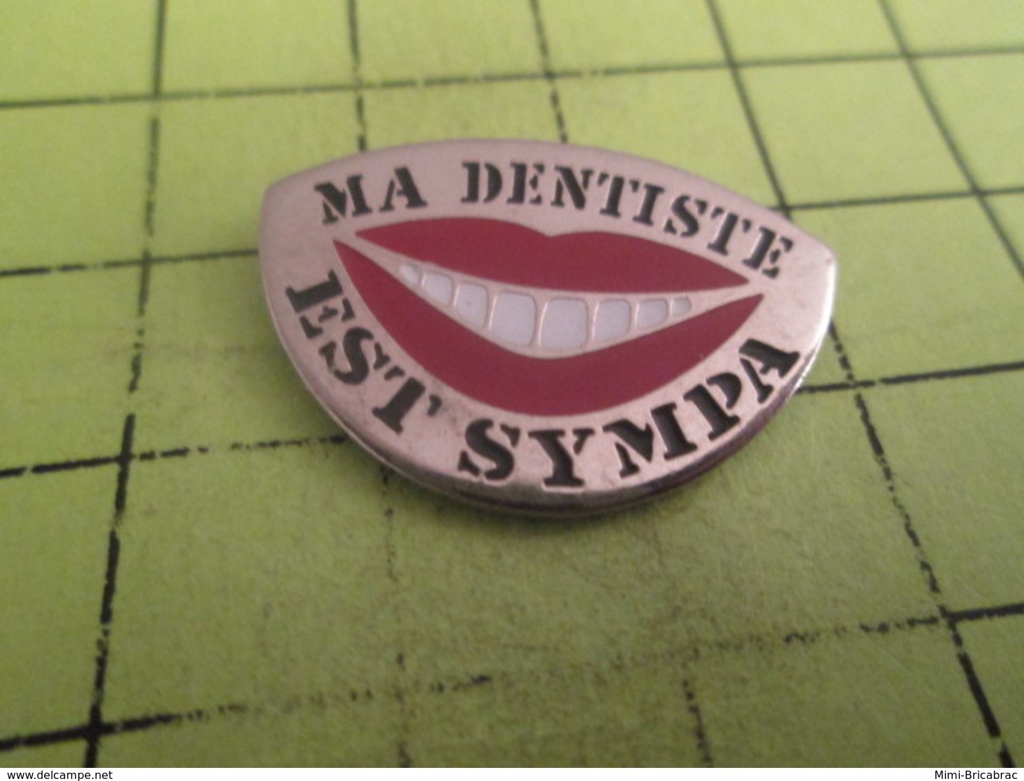 1216a PINS PIN'S / Beau Et Rare : Thème MEDICAL / MA DENTISTE EST SYMPA Mais Pas Bon Marché !!! - Médical