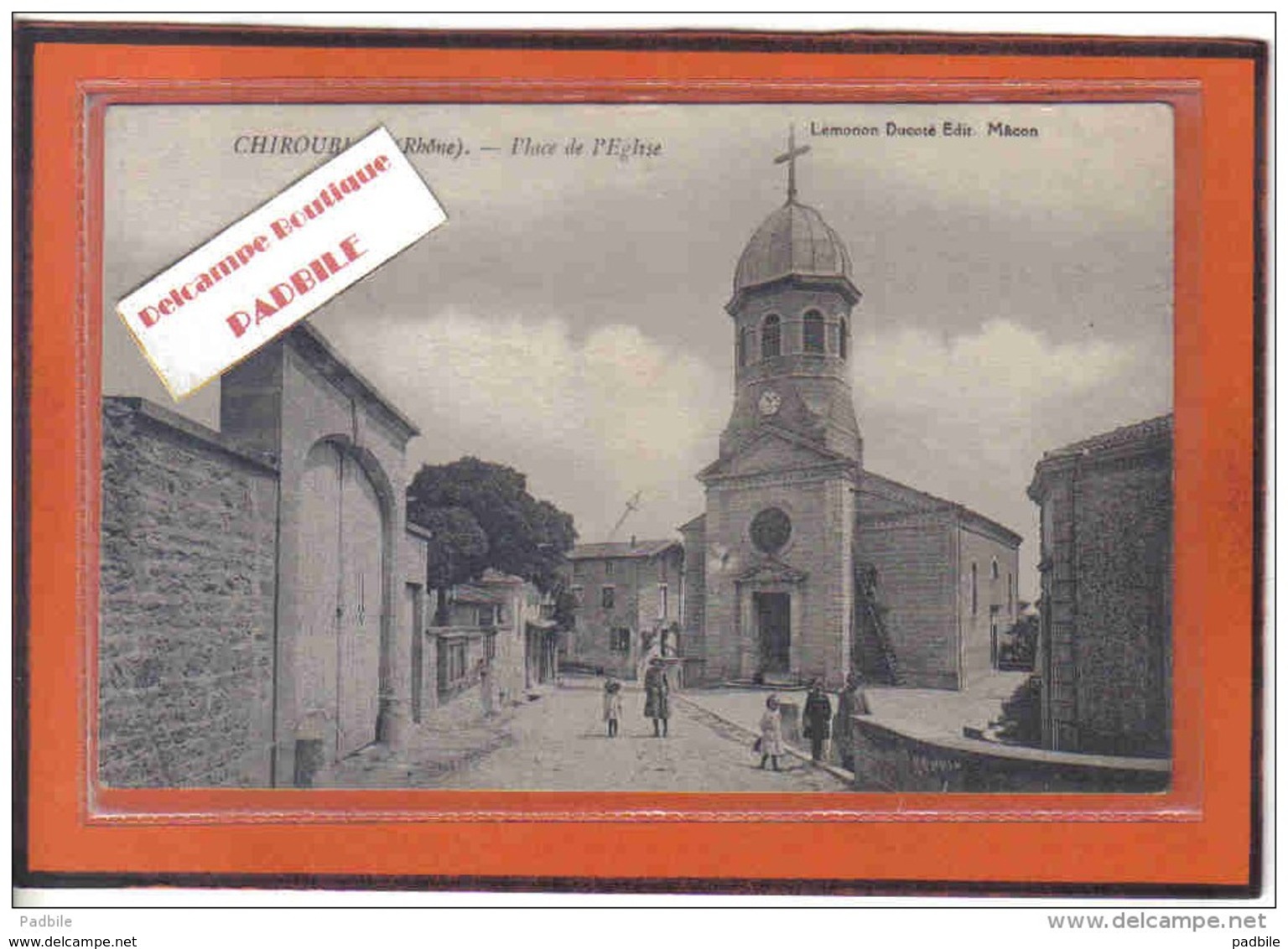 Carte Postale 69. Chiroubles  Place De L'église  Trés Beau Plan - Chiroubles