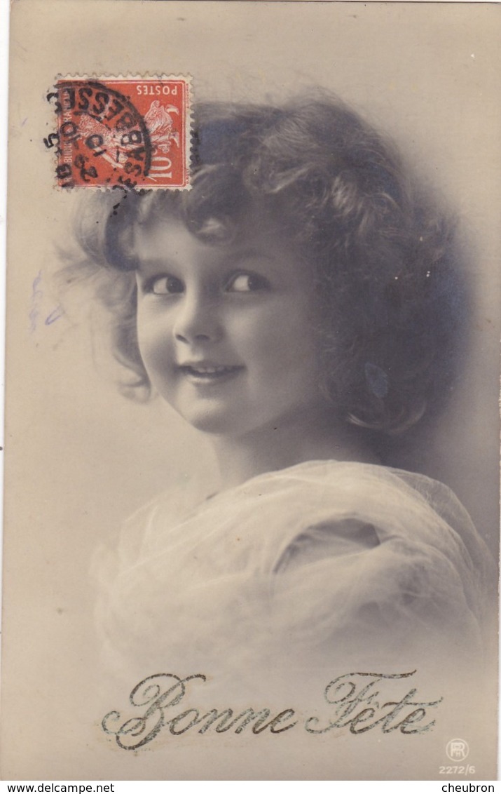 CARTE FANTAISIE .CPA. ENFANT SOUHAITE  " BONNE FÊTE " TOUT SOURIRE. ANNEE 1910 - Portraits