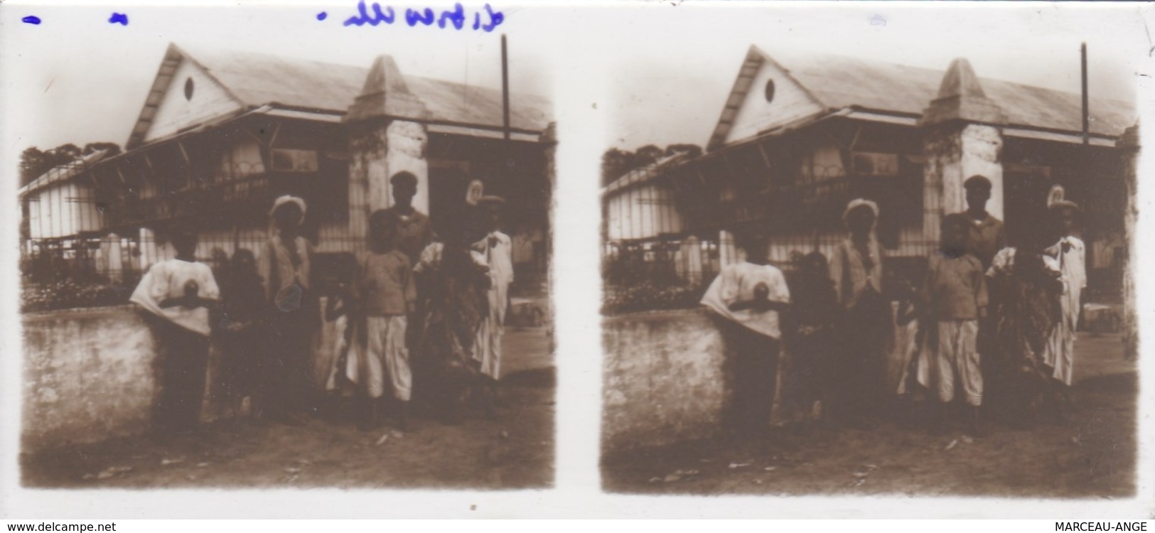 13 plaques de verre , c'etait dans le papier photographié  ecrit LIBREVILLE