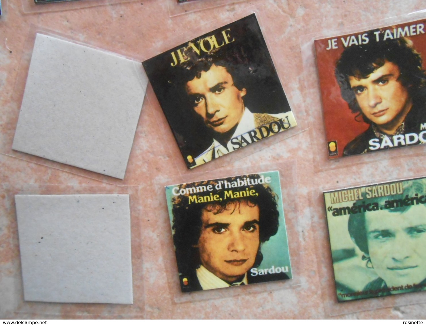 MICHEL SARDOU 25 Mini-photos Reproduction De Pochettes De Disques Cartonnées Et Plastifiées - Accessoires, Pochettes & Cartons