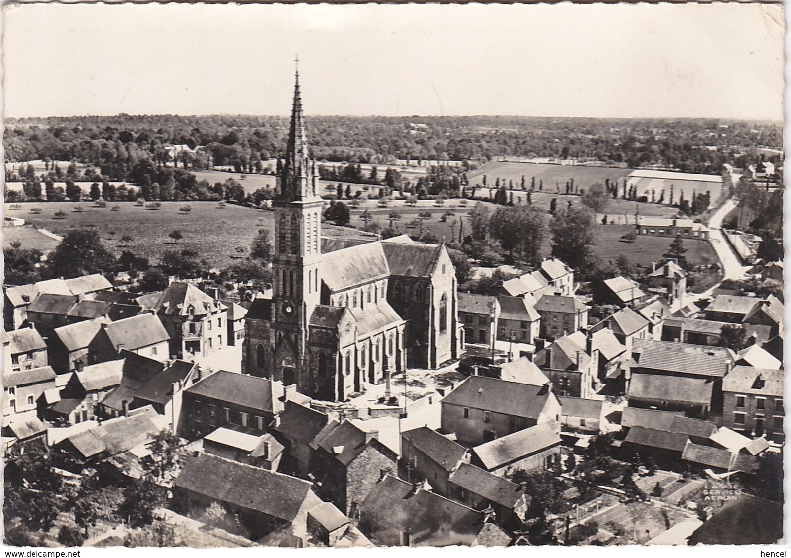 PLUMAUGAT. Vue Aérienne Sur Le Centre Et La Route De CAULNES - Autres & Non Classés