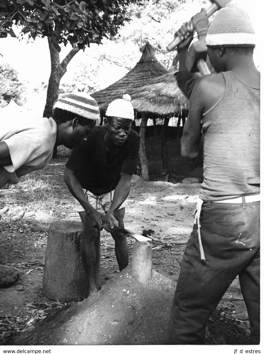 Photo Haute Volta (Burkina Faso) 1980. Forgerons Du Village Au Travail. Photo Du Père Gust Beeckmans - Afrika