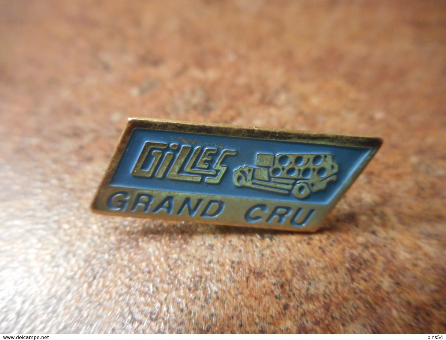 A041 -- Pin's Alcool Gilles Grand Cru -- Exclusif Sur Delcampe - Beverages