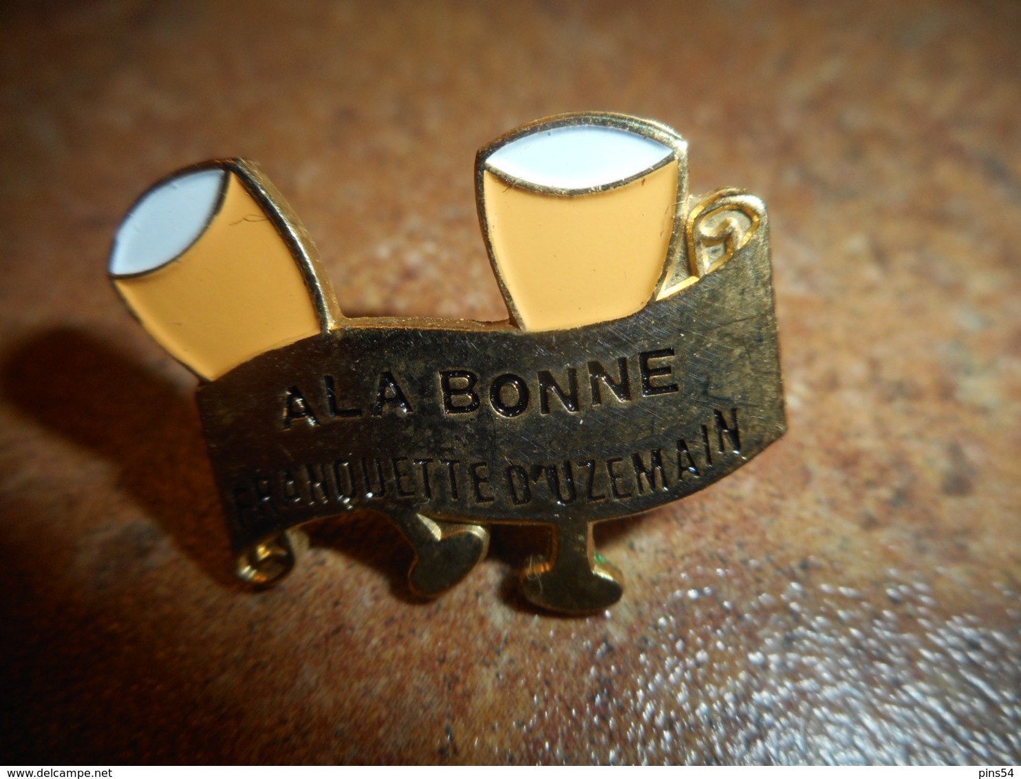 A041 -- Pin's Alcool A La Bonne Franquette D'Uzemain -- Exclusif Sur Delcampe - Bebidas