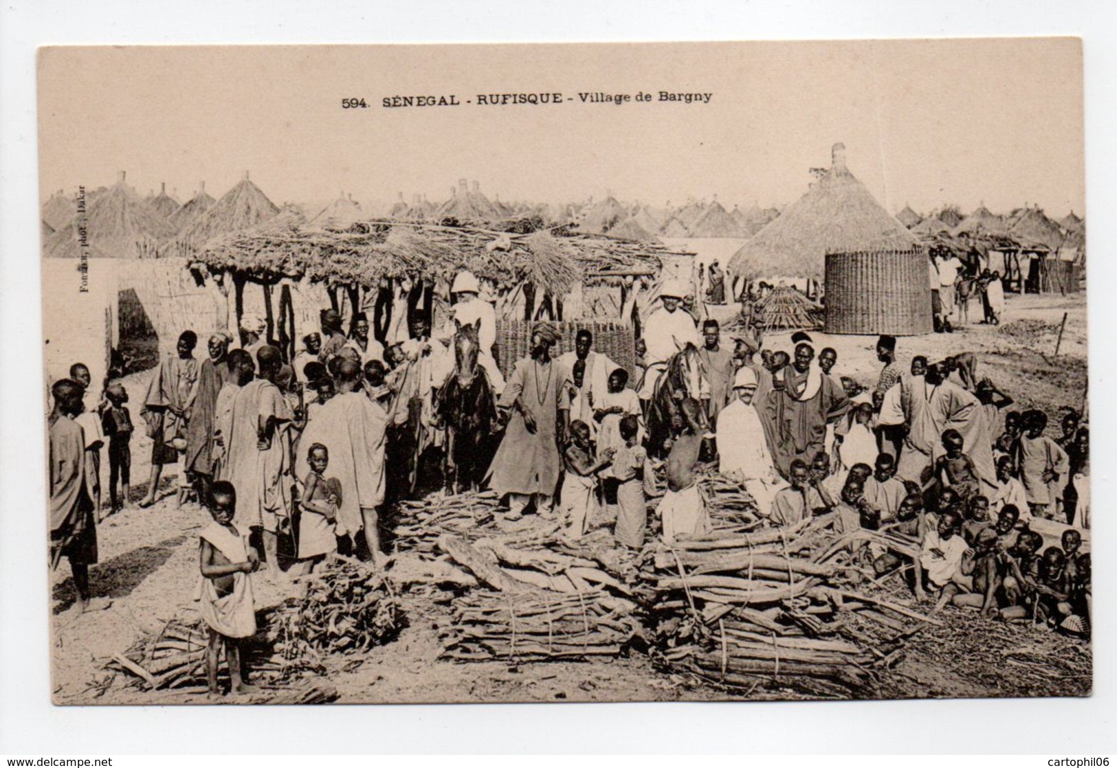 - CPA RUFISQUE (Sénégal) - Village De Bargny (belle Animation) - Photo FORTIER - - Sénégal