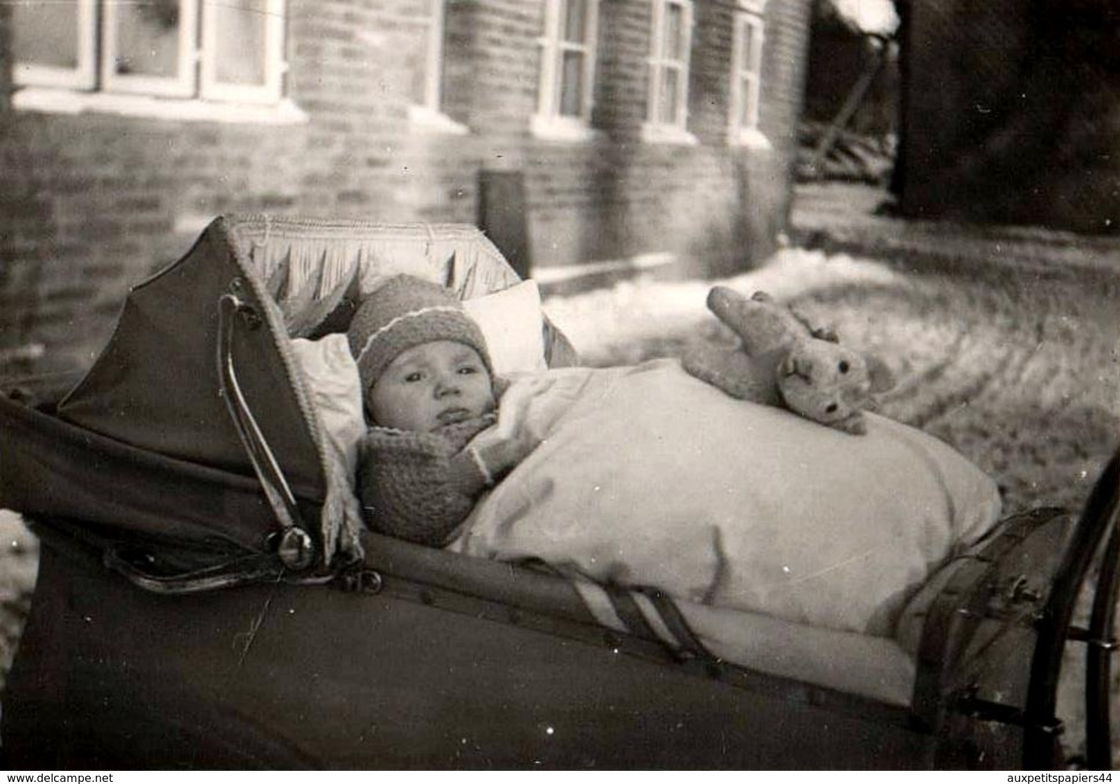 Photo Originale Portrait De Bébé & Peluche Dans Son Landau Vers 1940 Sur La Neige - Personnes Anonymes