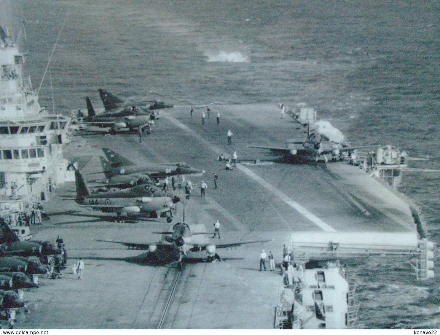 Très Grande Photo ( 40 X 30 Cm ) Ancien Porte Avion De La Marine Française " Photo Animée Avions Et Militaires " - Boats