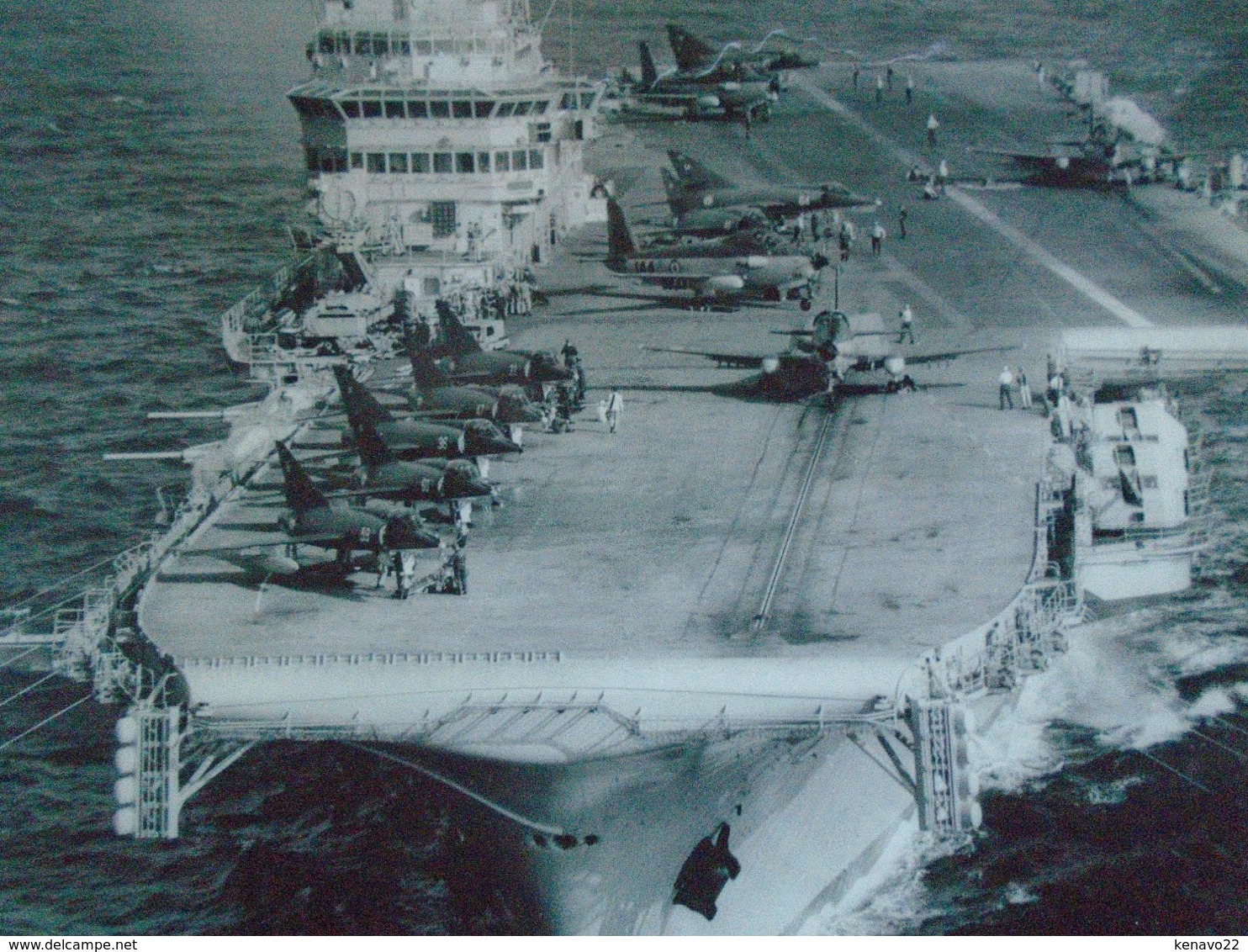 Très Grande Photo ( 40 X 30 Cm ) Ancien Porte Avion De La Marine Française " Photo Animée Avions Et Militaires " - Barcos