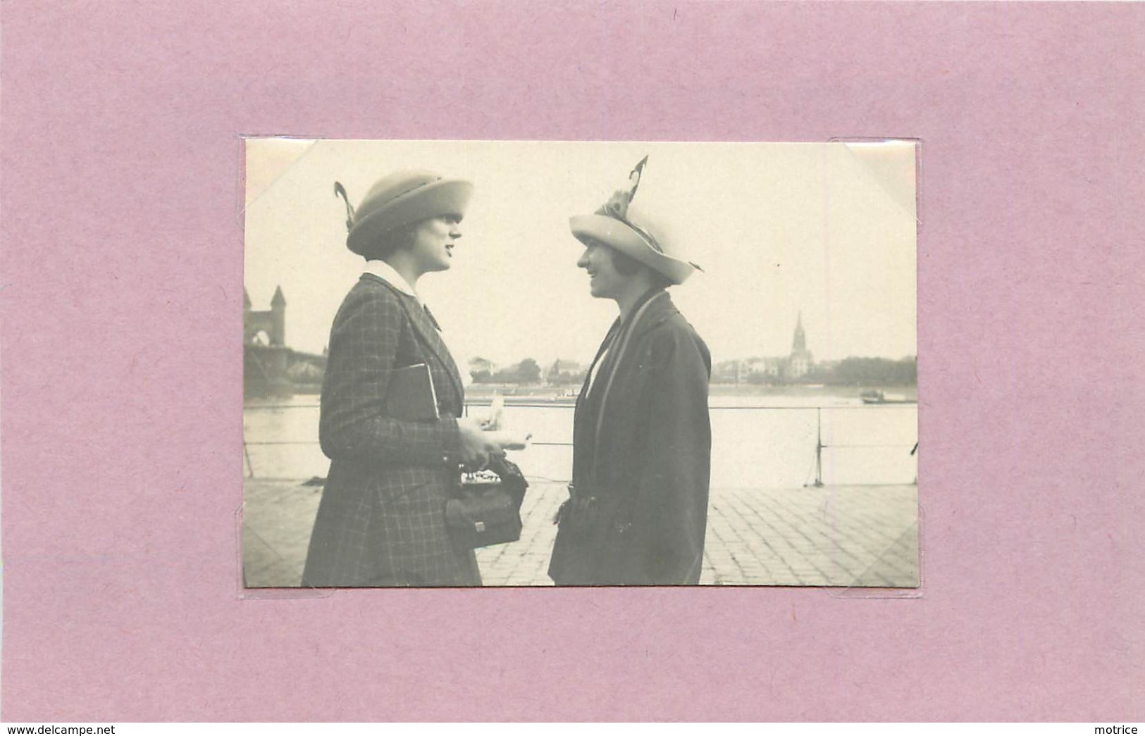 BONN (allemagne)- Bords Du Rhin,pont ,chapeaux Mode (photo En 1922 Format  8,2cm X 5,5cm) - Luoghi