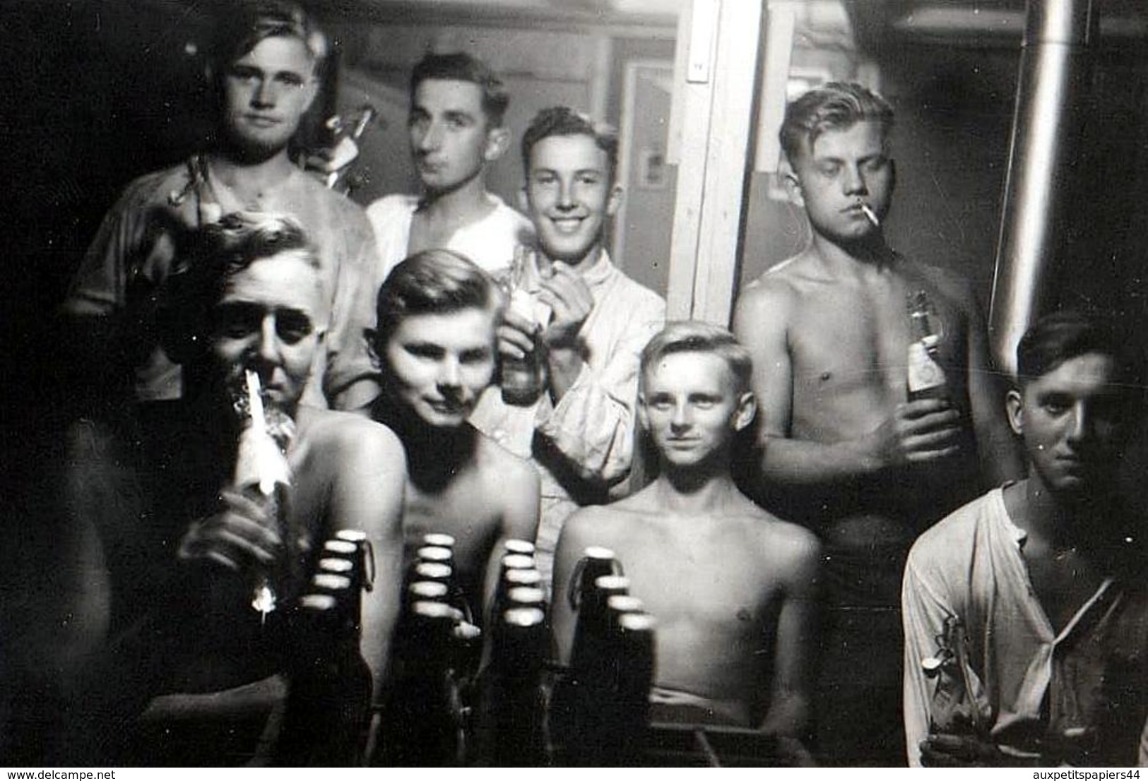 Photo Originale Gay & Playboys à La Caserne Ou à L'Internant, Mais Torses Nus & Sexy Buvant Une Caisse De Bière Vers 194 - Personnes Anonymes