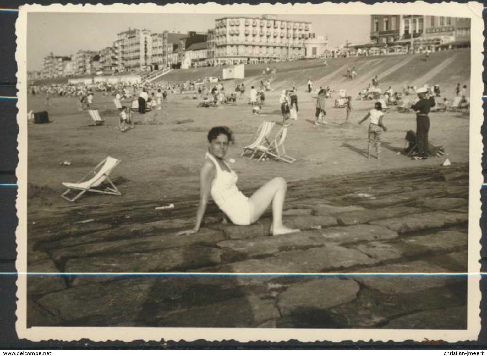 Femme Sur La Plage Au Littoral Belge  Photo Originale - Persone Anonimi