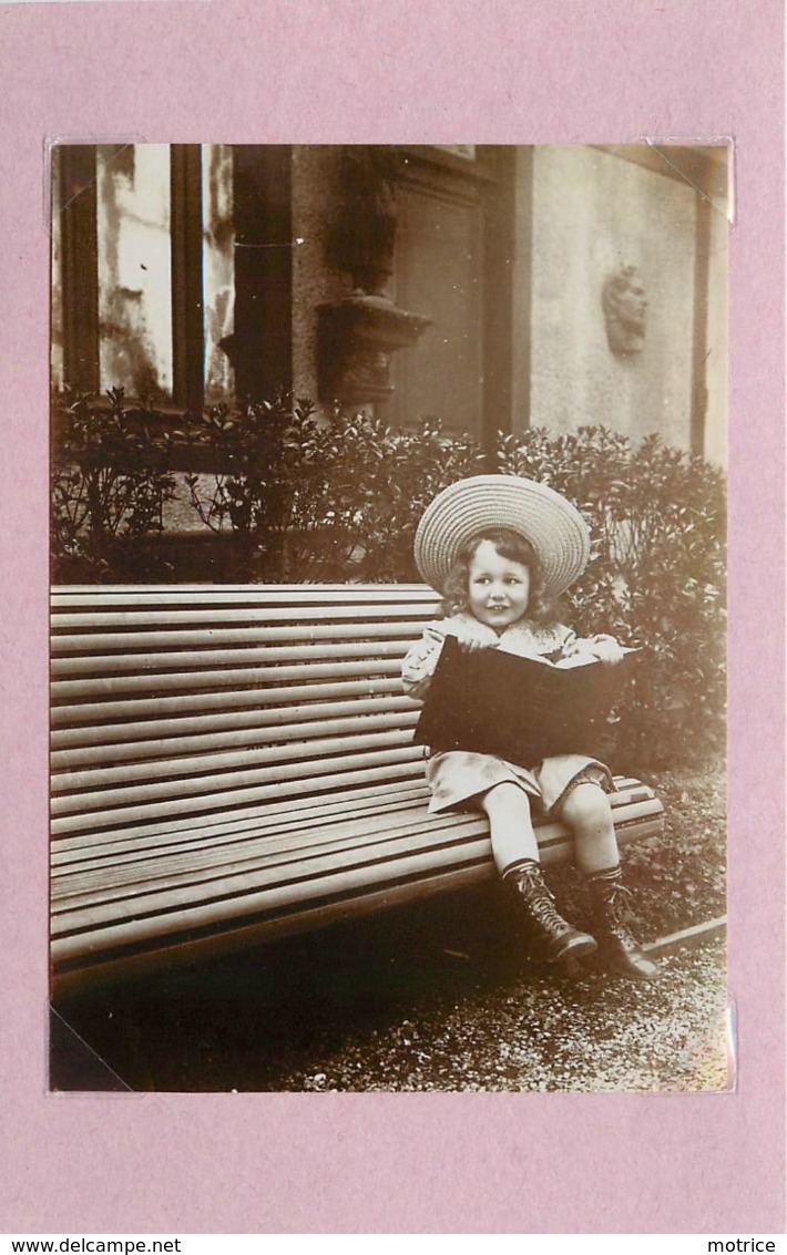 ENFANT- Petite Fille Et Son Livre (photo Vers 1900 Format  10,7cm X 7,8cm) - Personnes Anonymes