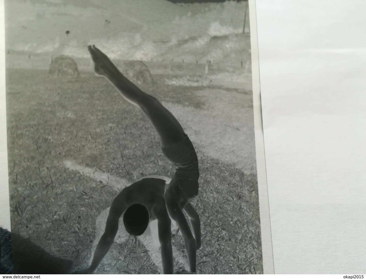 FIGURES ACROBATIQUES SUR HERBE COUPLE PLAGE MER CAMPING VOITURE ANCIENNE LOT De 33 Négatifs N-B+ 3 Photos Usagées - Personnes Anonymes