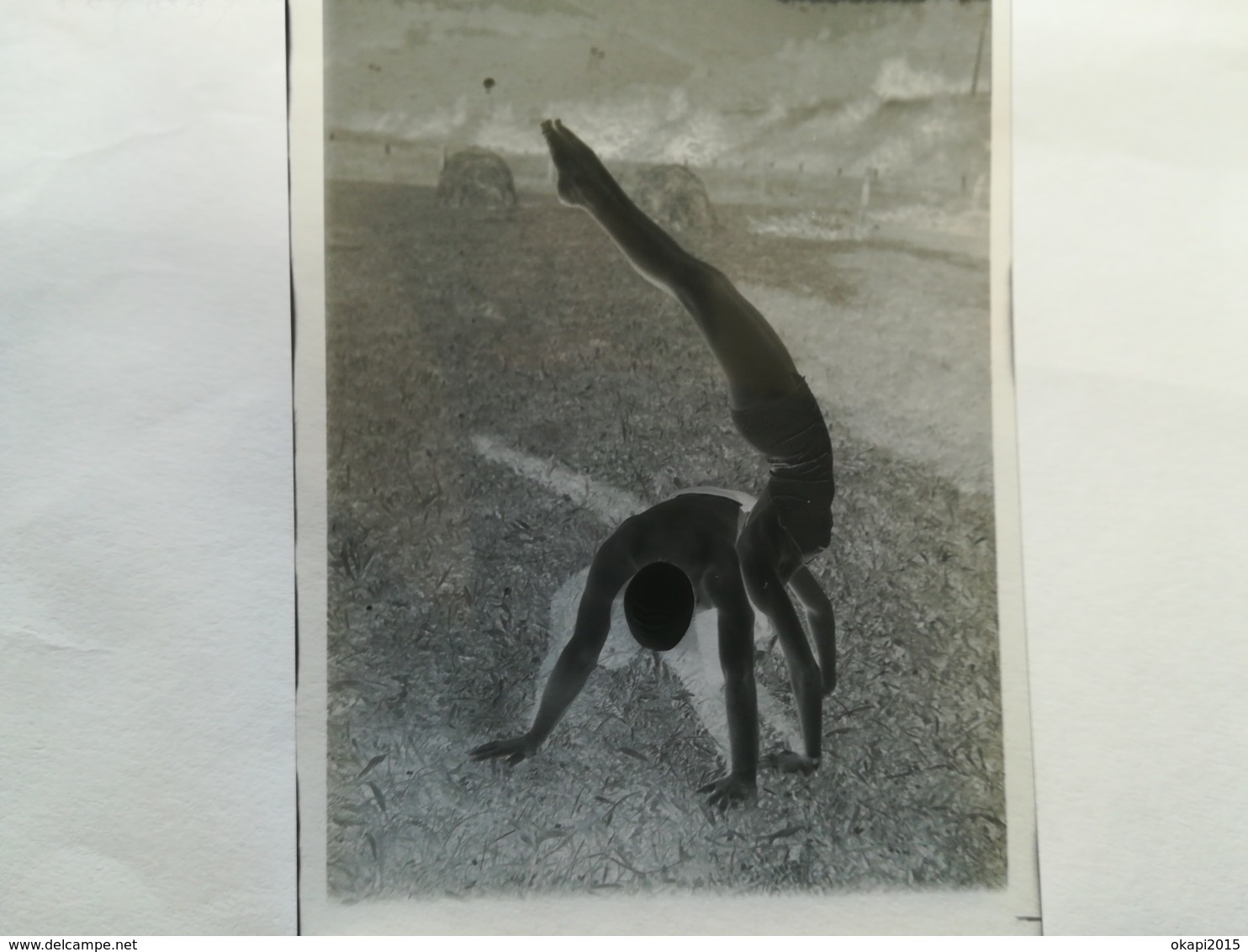 FIGURES ACROBATIQUES SUR HERBE COUPLE PLAGE MER CAMPING VOITURE ANCIENNE LOT De 33 Négatifs N-B+ 3 Photos Usagées - Personnes Anonymes