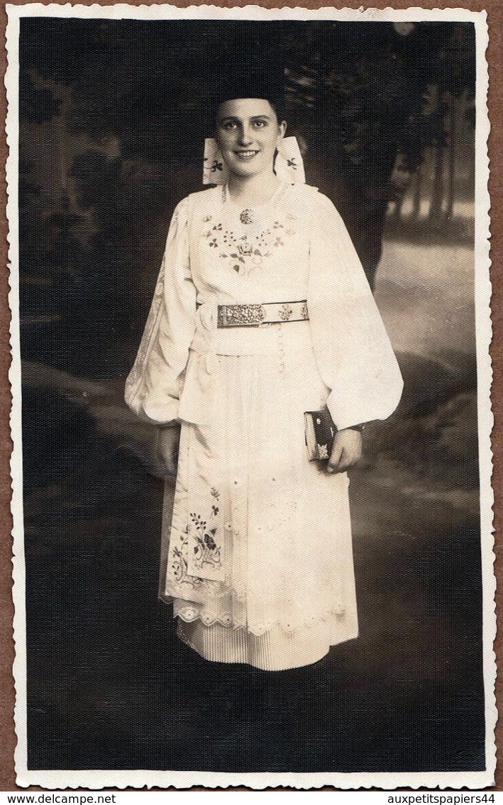 Carte Photo Originale Portrait De Communiante Et Costume Traditionnel - Robe Brodée & Missel En Main - Foto Greiner - Personnes Anonymes