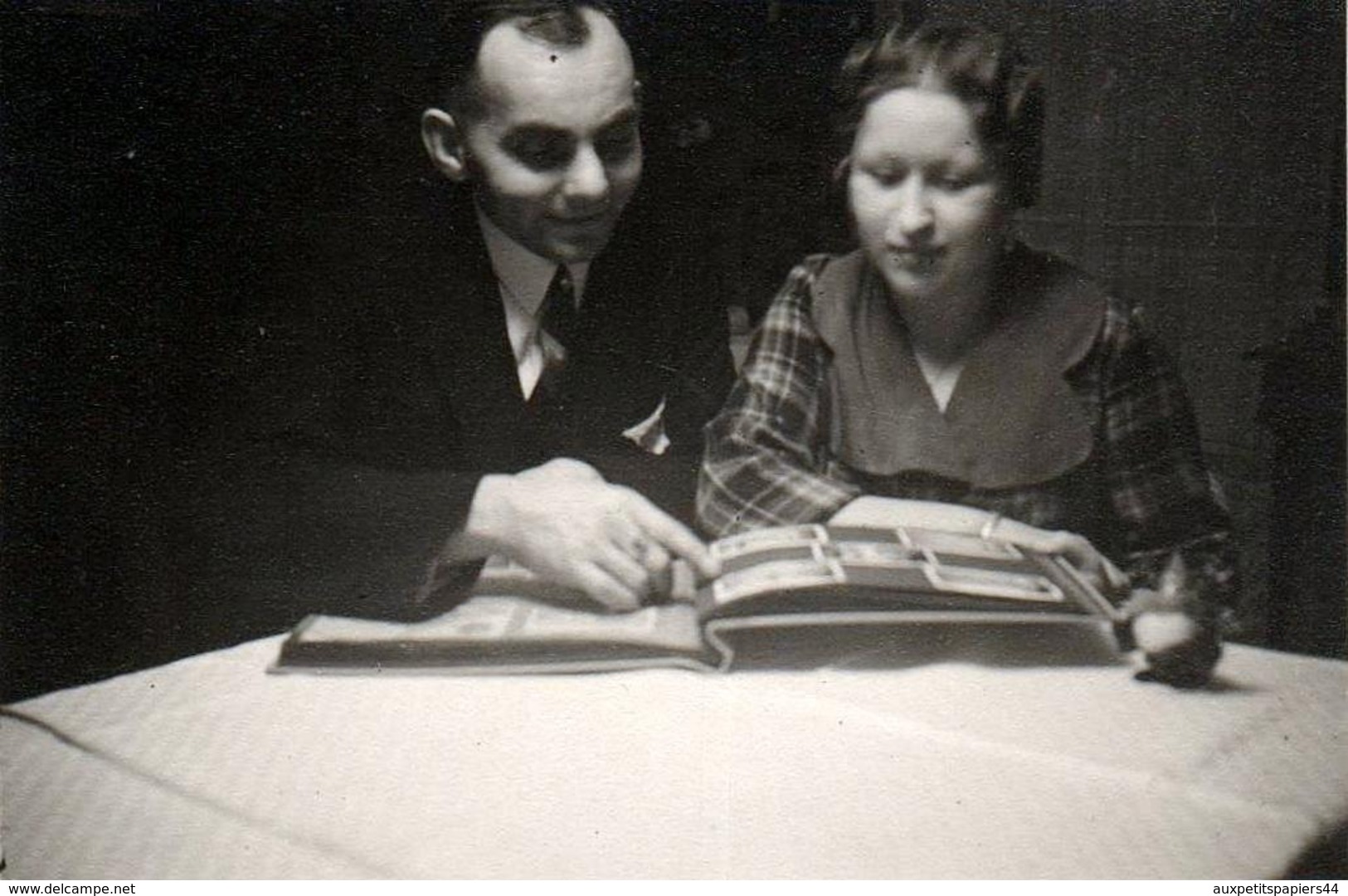 2 Photos Originales D'un Couple Plongé Dans Ses Souvenirs - Soirée Passée à Regarder L'Album Photos De Famille 1930/40 - Personnes Anonymes