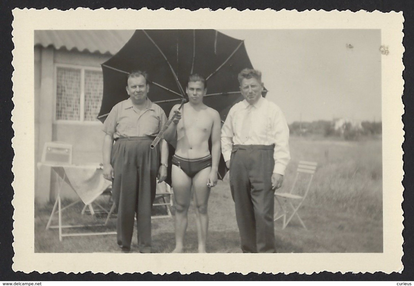 PHOTO SPECIAL * HOMME EN MAILLOT DE BAIN AVEC PARASOL ENTOURÉ PAR DEUX HOMMES HABILLEES * 9 X 6 CM - Personnes Anonymes