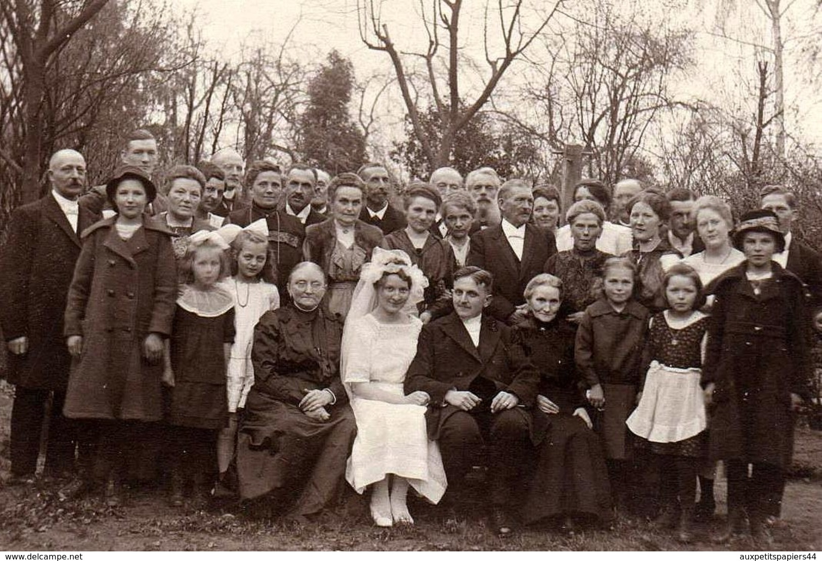 Carte Photo Originale Mariage Et Son Incontournable Photo De Groupe En Plein Air Vers 1920/30 - Personnes Anonymes