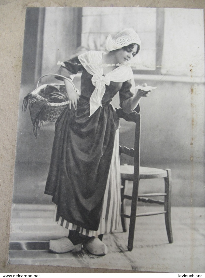 Grde Photo Ancienne Montée Sur Carton/Femme En Costume Folklorique / HOLLANDAISE//Vers1920-1930      PHOTN516 - Sonstige & Ohne Zuordnung