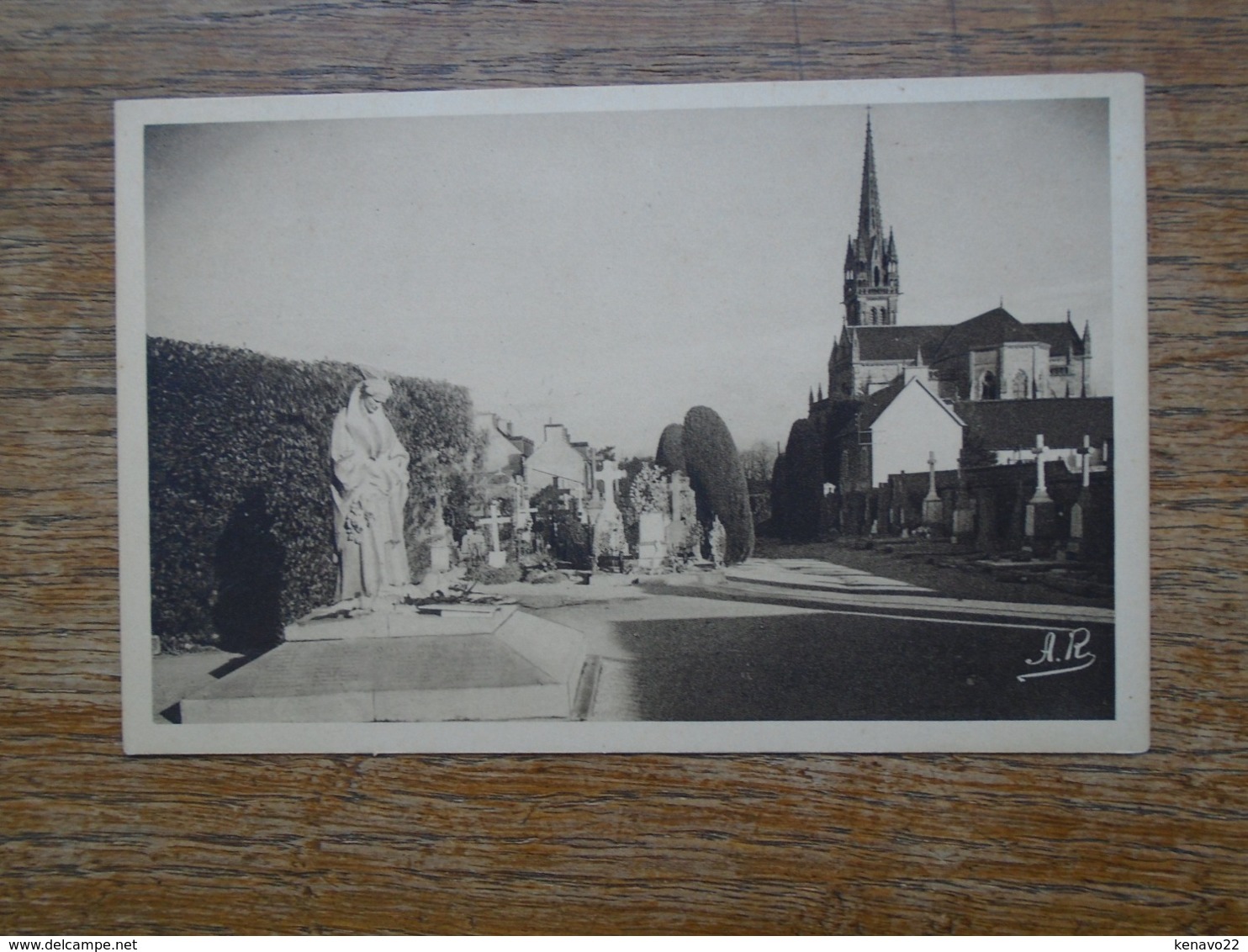 Paimpol , Le Monument Aux Morts Et L'église - Paimpol