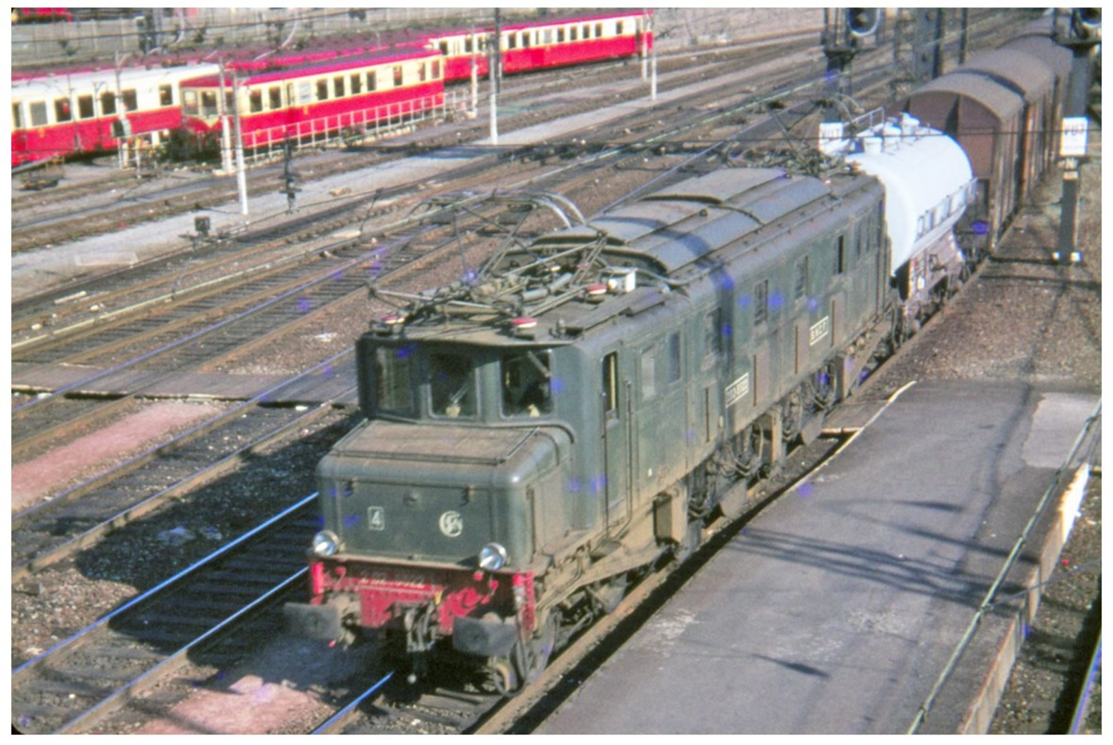 Toulouse (31 - France) En 1980 - La Locomotive 2D2 5522 En Tête D’une Rame Fret Passe En Gare De Toulouse Matabiau - Toulouse