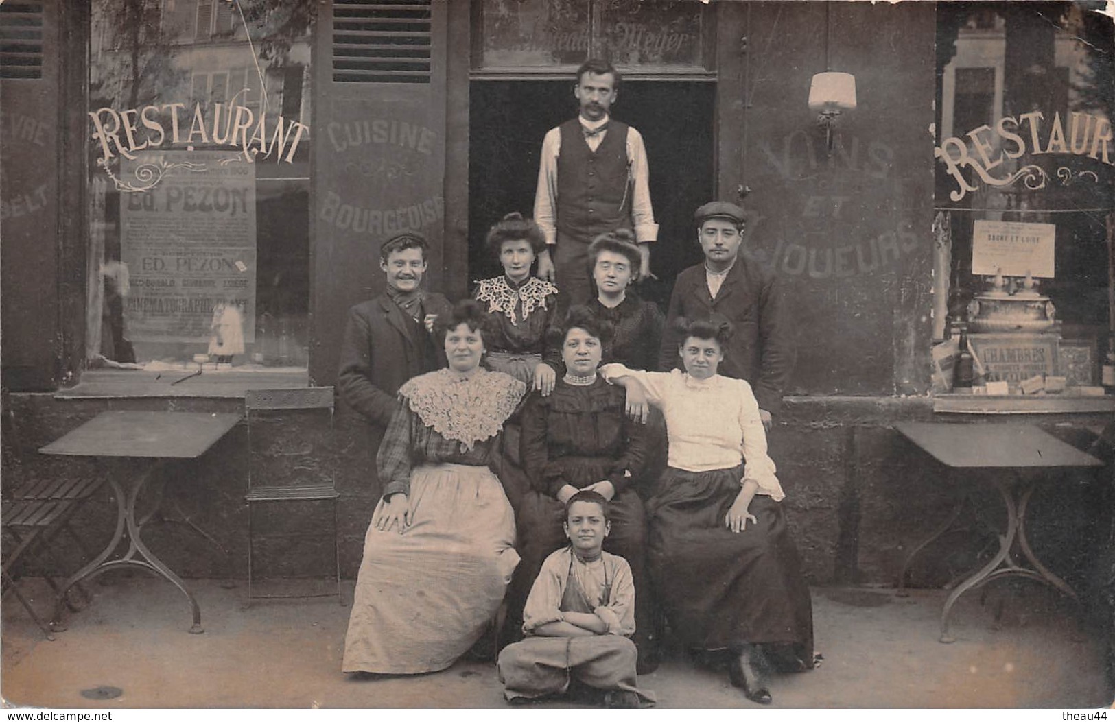 PARIS  -  Carte-Photo  -  Groupe Devant Le Restaurant " MEYER " - Affiche " Fête De Grenelle "   - - Arrondissement: 15