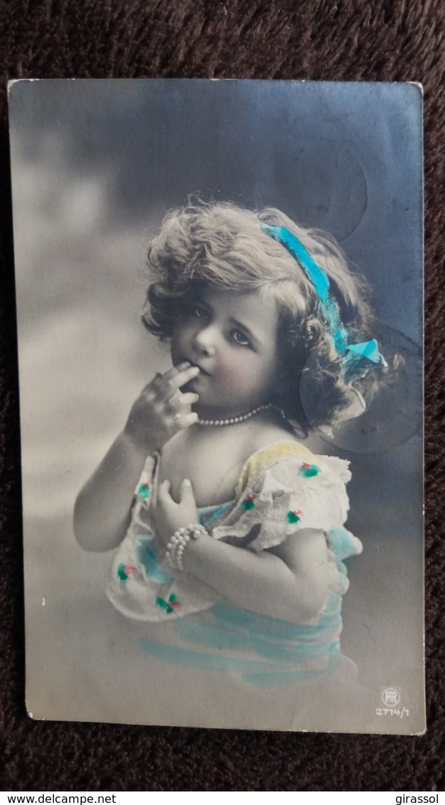 CPA ENFANT FILLE FILLETTE METTANT DOIGST A LA BOUCHE 1912 TIMBRE ENLEVE - Portraits