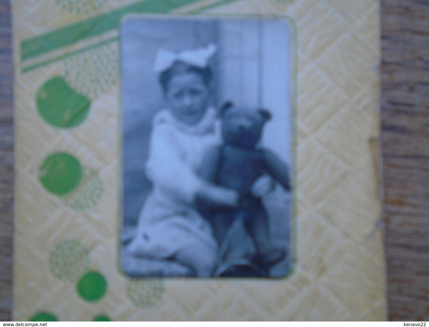 Petite Photo , D'une Petite Fille "" Denise Avec Son Ours , Le 15 Octobre 1941 - Personas Anónimos