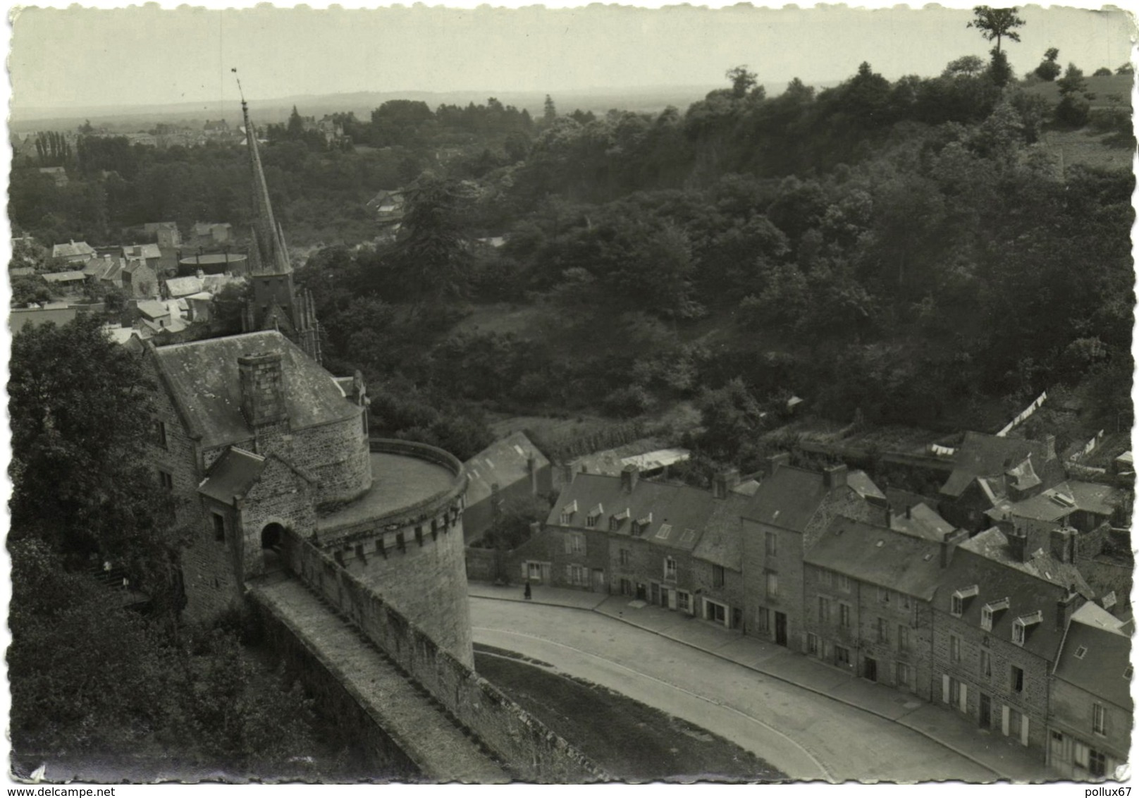 CPSM DE FOUGERES  (ILLE ET VILAINE)  VUE PRISE DU CHÂTEAU AVEC LE CLOCHER PENCHE DE SAINT-SULPICE - Fougeres