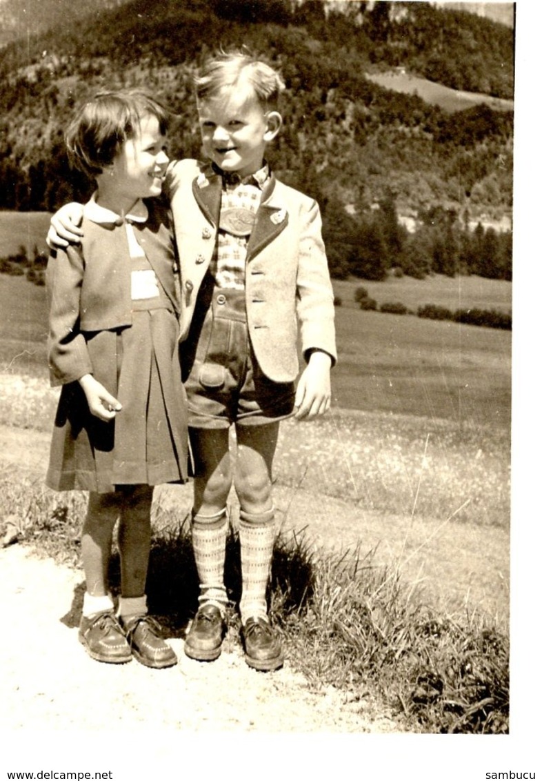 Foto - Bub In Lederhose Und Trachtenjanker Und Mädchen Mit Kleid Auf Strasse Ca 1940 Tirol ? - Fotografie