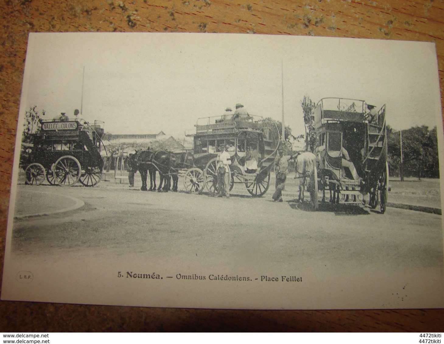 C.P.A.- Océanie - Nouvelle Calédonie - Nouméa - Omnibus Calédoniens - Place Feillet - 1910 - SPL (R40) - New Caledonia