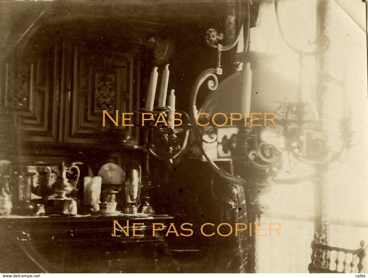 Photographie D'un Intérieur Bourgeois Vers 1900 Lustres Bibelots Buffet - Objets