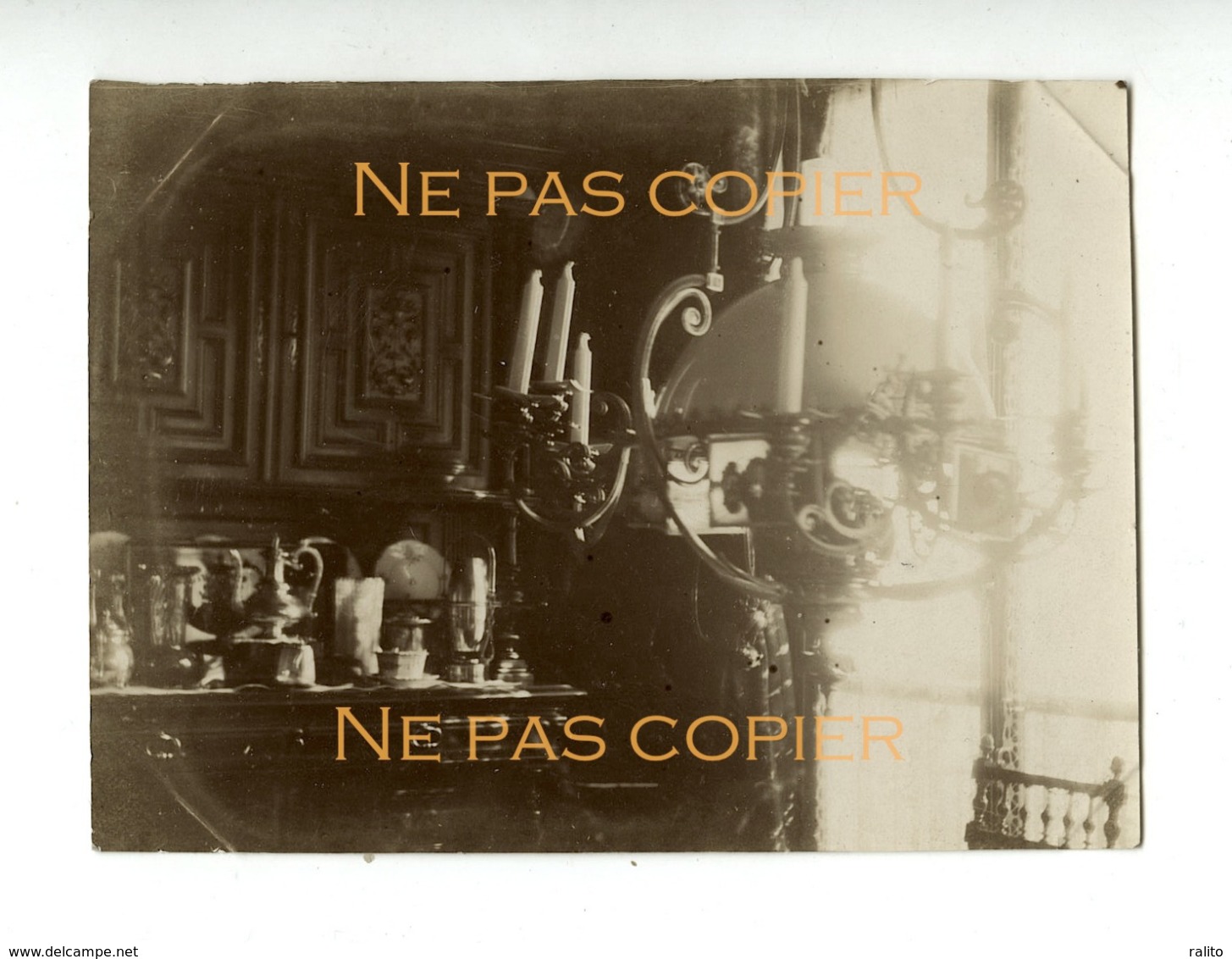 Photographie D'un Intérieur Bourgeois Vers 1900 Lustres Bibelots Buffet - Objets