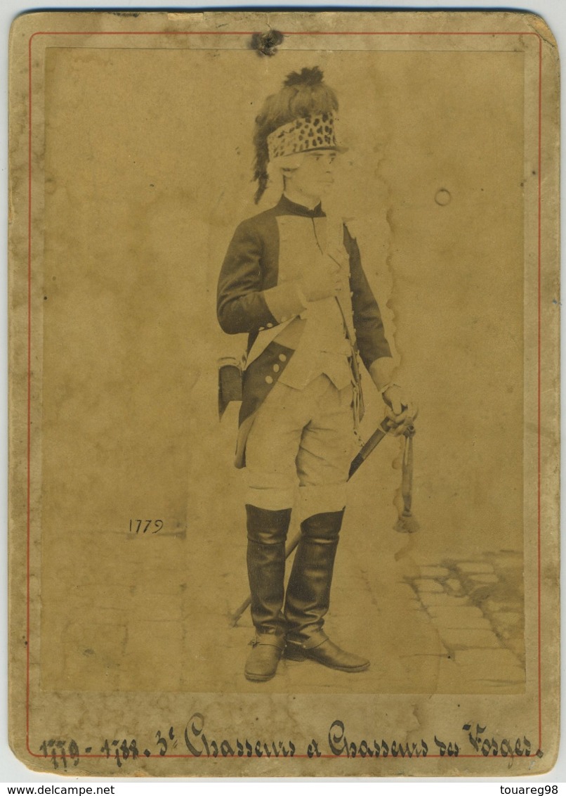 Photo D'un Homme Dans La Tenue Du 3e Chasseur Et Chasseur Des Vosges Entre 1779 Et 1788. Militaria. Uniforme. - Guerre, Militaire