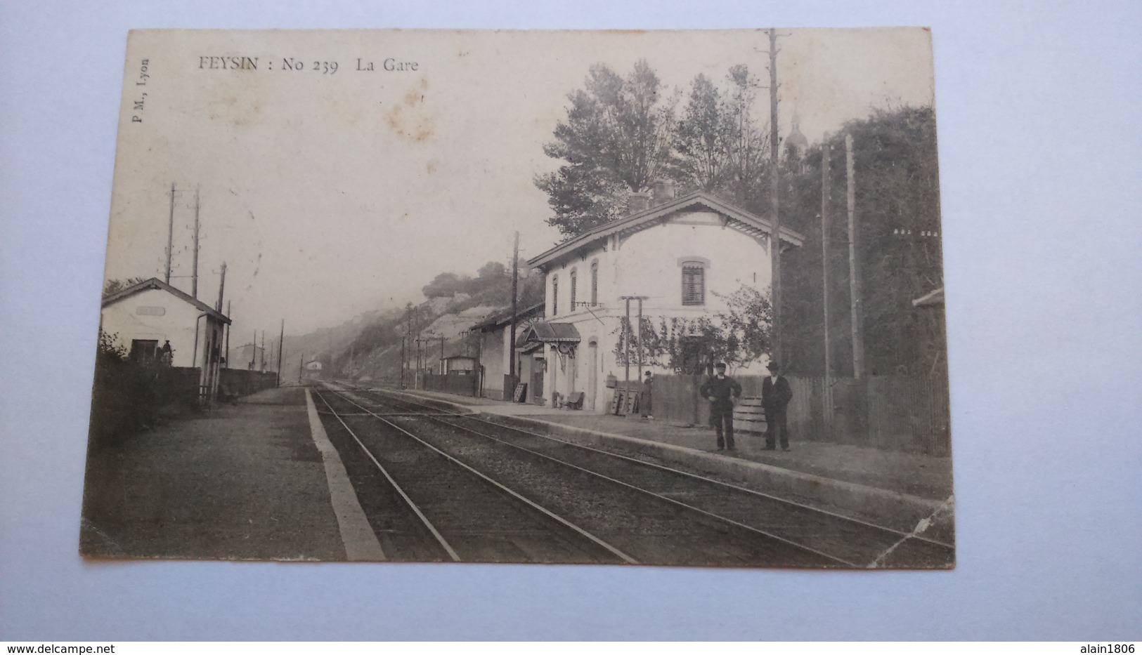 Carte Postale ( Y9 ) Ancienne De Feysin , La Gare , ( Angle Corné ) - Feyzin