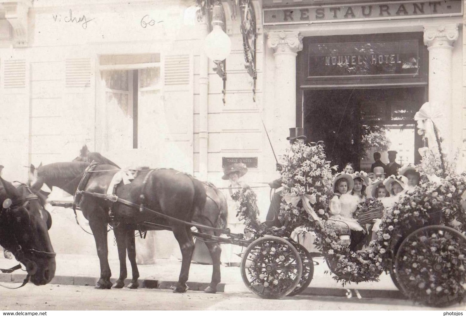 Carte Photo  : Vichy (03) Attelage Calèche Fleurie Devant Le Nouvel Hotel   Bataille De Fleurs - Lieux