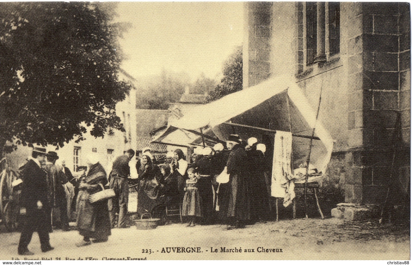 En Auvergne - Le Marché Aux Cheveux - Ré-édition Cecodi (1) - Autres & Non Classés