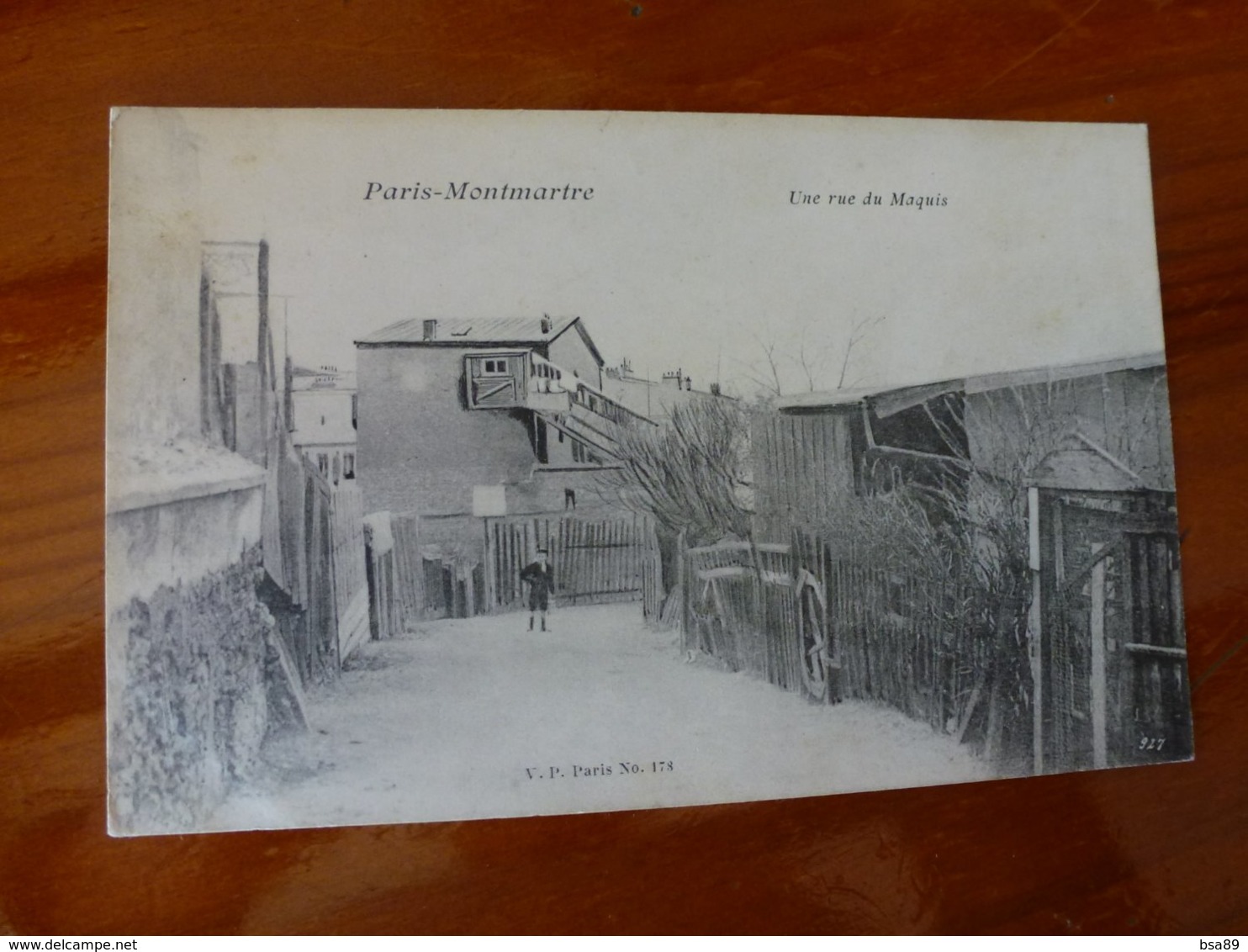 CPA PARIS MONTMARTRE, UNE RUE DU MAQUIS - Arrondissement: 18