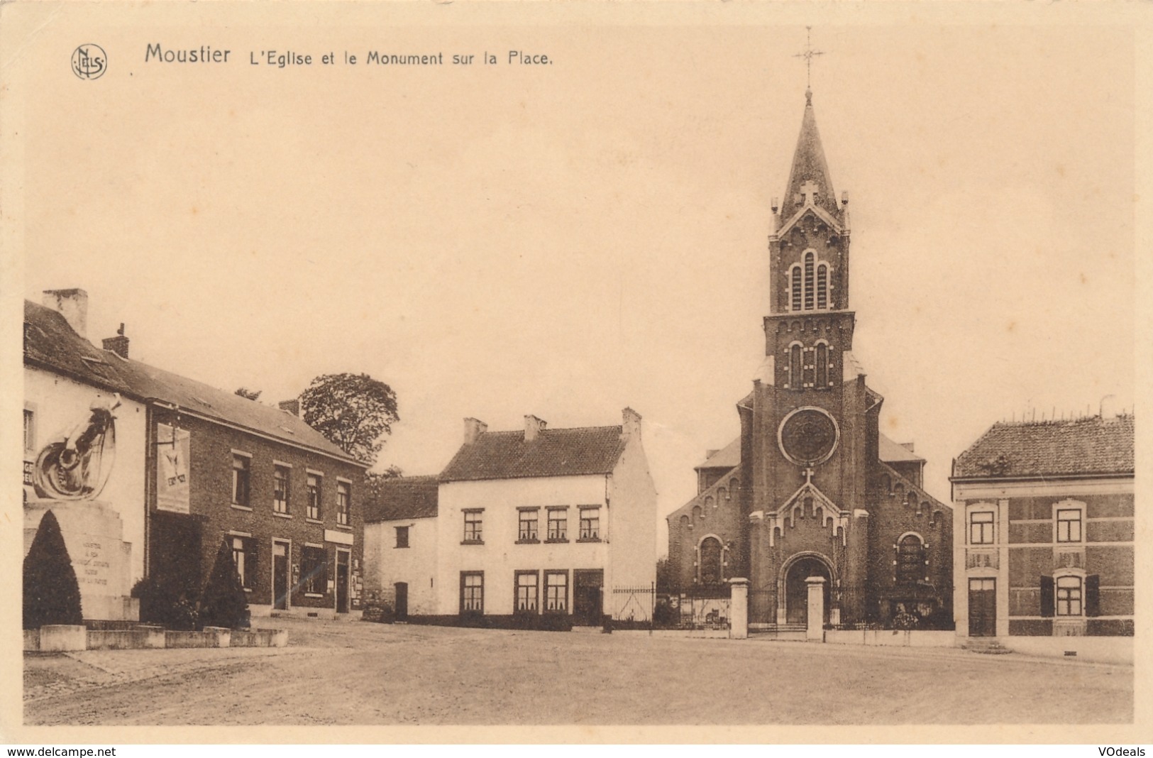 CPA - Belgique - Moustier - L'Eglise Et Le Monument Sur La Place - Jemeppe-sur-Sambre