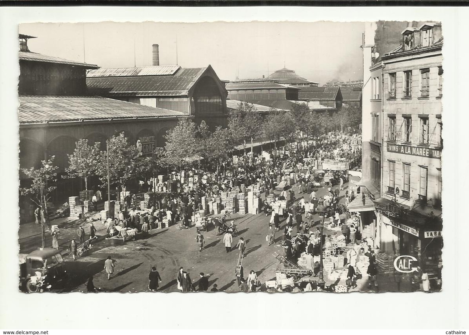 75 . PARIS . 1° . LES HALLES . RUE RAMBUTEAU ET PAVILLONS AUX POISSONS .  LE BAR TABAC " A LA MAREE " - Petits Métiers à Paris