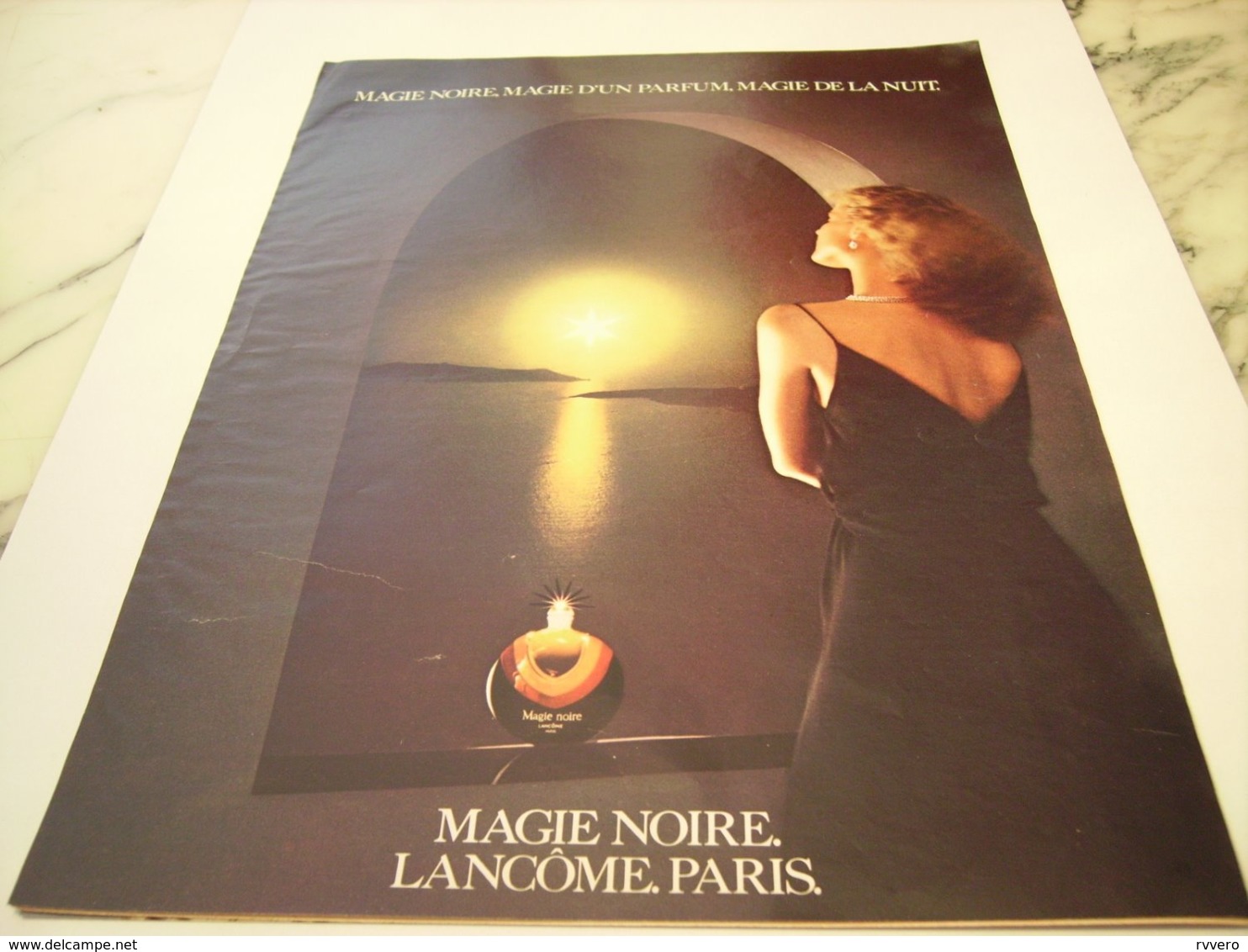 ANCIENNE   PUBLICITE PARFUM MAGIE NOIRE DE LANCOME 1976 - Affiches