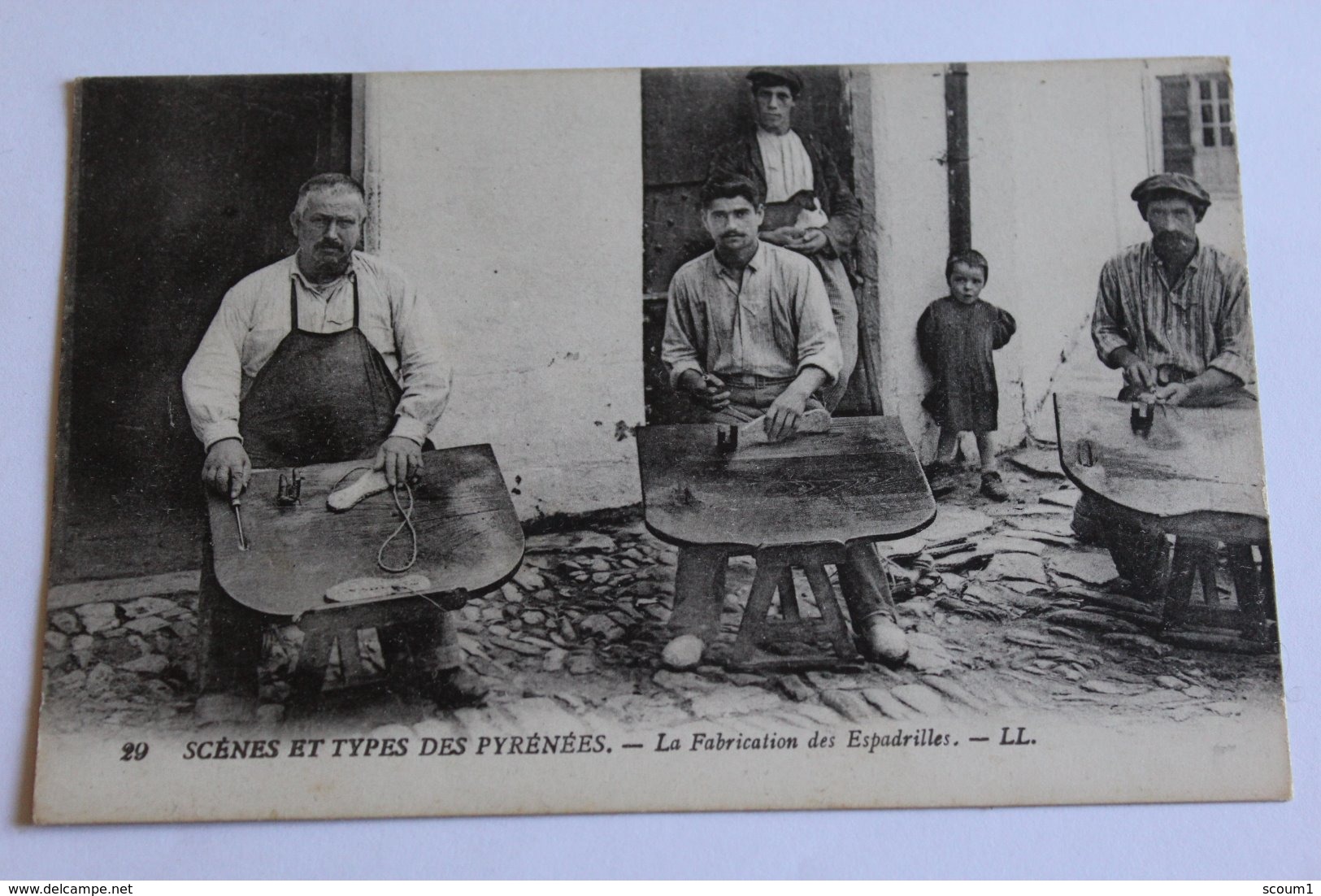 Scènes Et Tyoes Des Pyrénées - La Fabriquation Des Espadrilles - Midi-Pyrénées